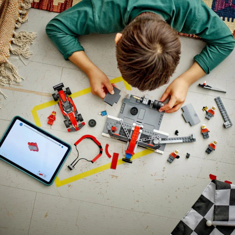 Bloques LEGO® Parada en Pits de F1® y Equipo de Mecánicos con Auto Ferrari - Image 11
