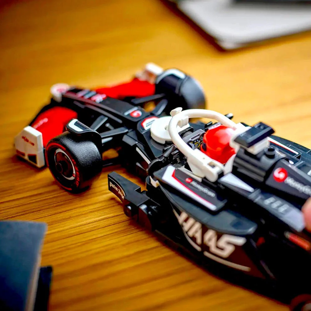 Bloques LEGO Auto de Carreras MoneyGram Haas F1 Team VF-24 - Image 2
